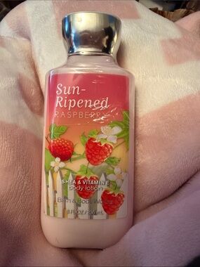RETIRED SCENT. FULLY SEALED-
SUN RIPENED RASPBERRY from Bath & Body Works.